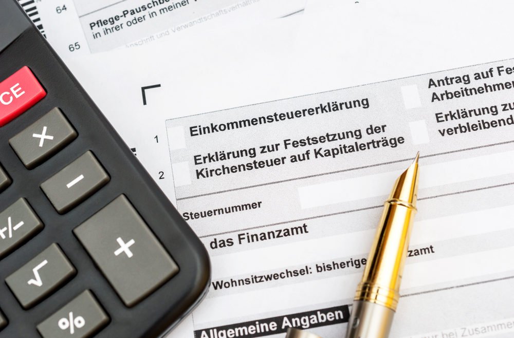 Einkommensteuererklärungsantrag mit Taschenrechner und Stift
